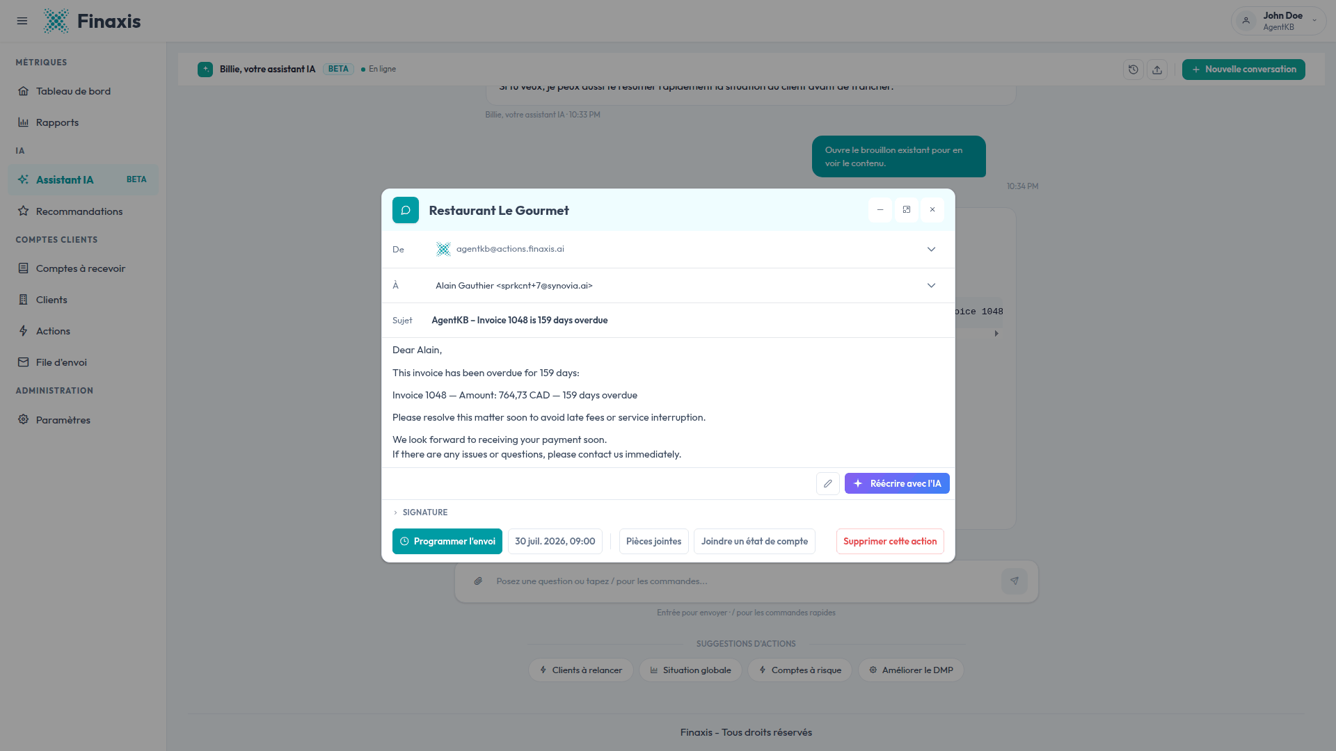 Un courriel de relance préparé par l'assistant IA de Finaxis, ouvert dans le panneau de révision avec les champs expéditeur et destinataire, le corps du message, le bouton Réécrire avec l'IA et le bouton Programmer l'envoi.
