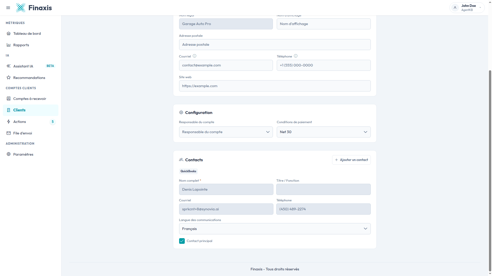 Un contact QuickBooks sur la page d'édition d'un client Finaxis, avec les champs nom, courriel et téléphone grisés et la langue des communications toujours modifiable.