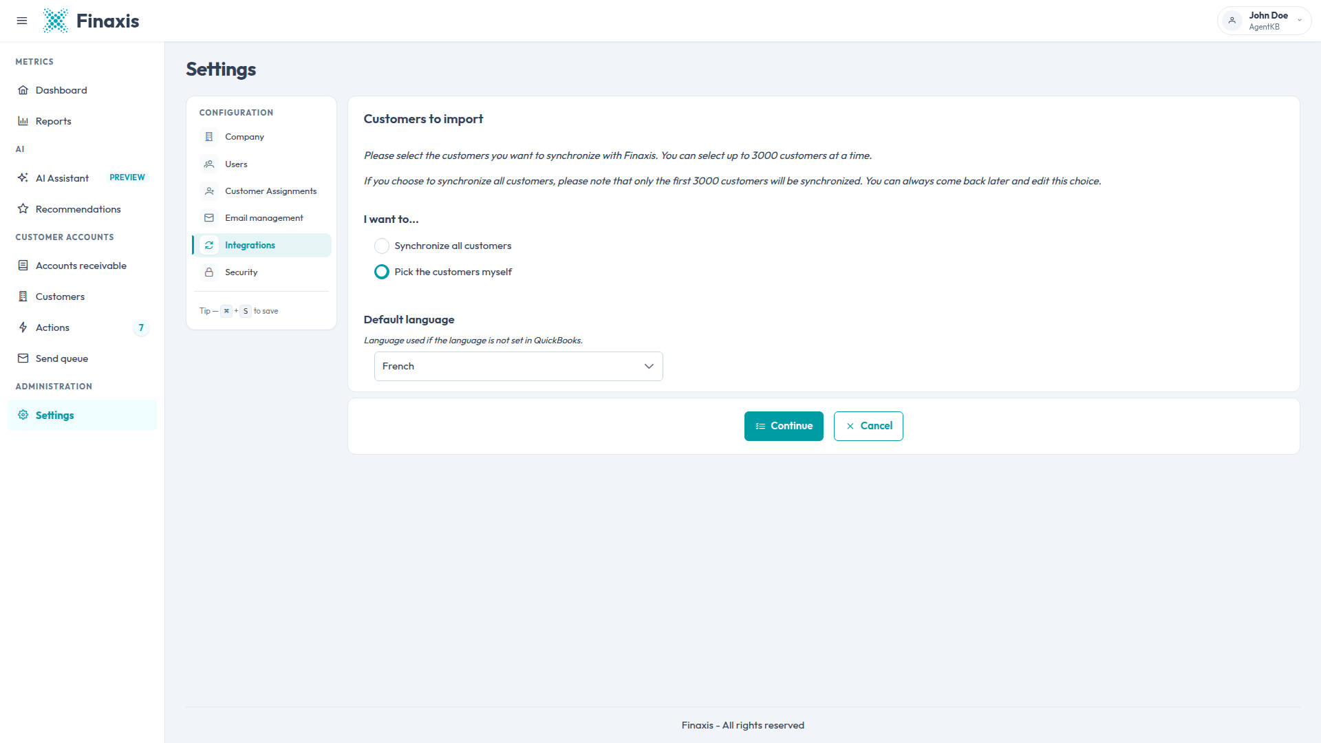The Customers to import page in Finaxis, with the choice between synchronizing all customers or picking them, and the default language selector.