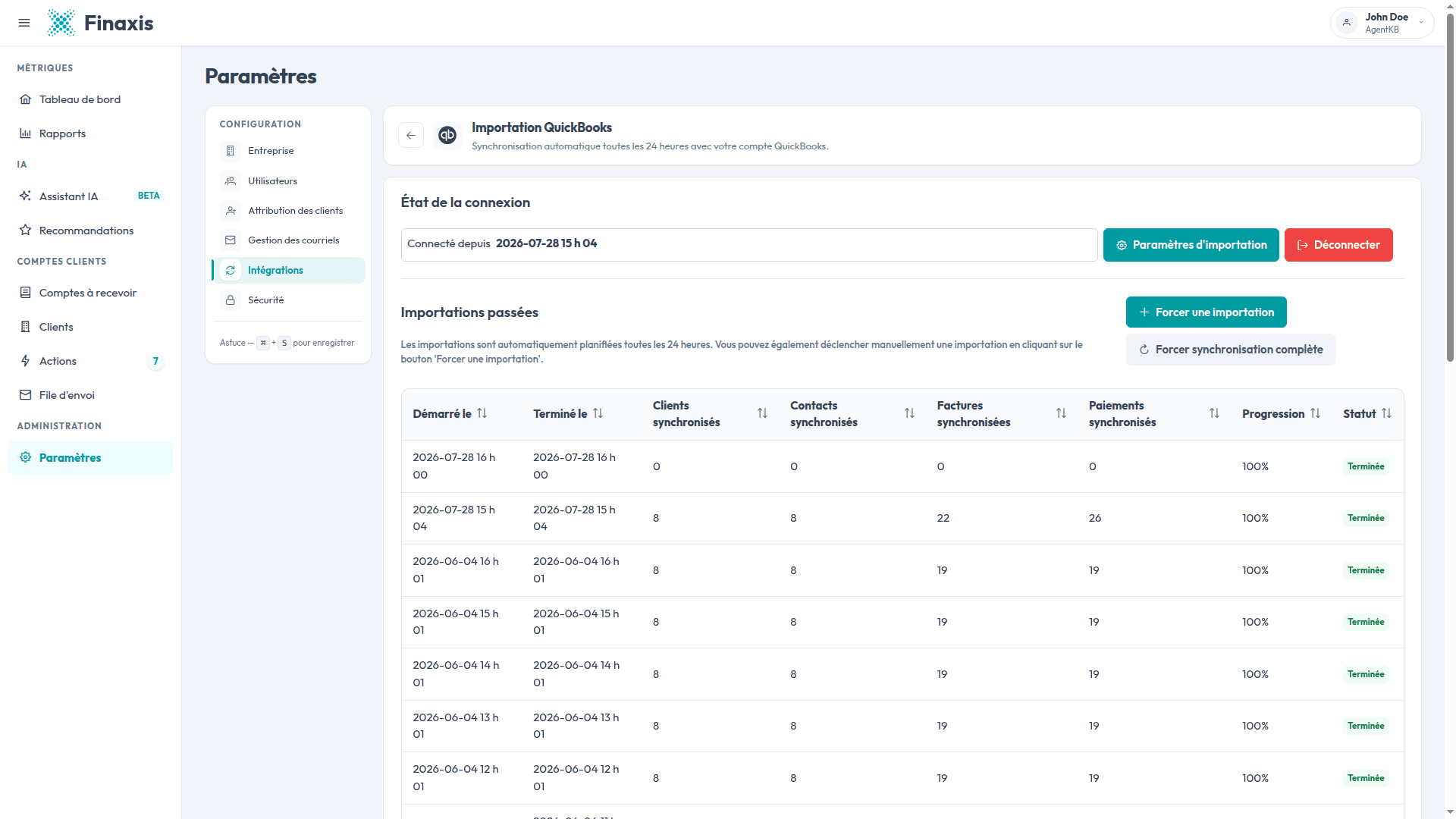 La page Importation QuickBooks dans Finaxis, avec l'état de la connexion, les boutons pour forcer une importation et l'historique des importations passées.