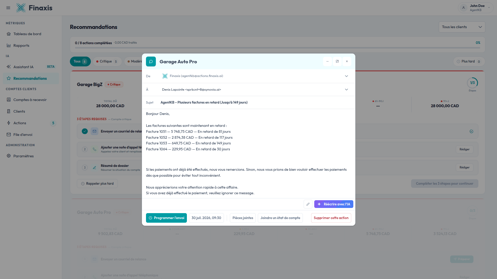 Une relance ouverte depuis une carte de recommandation dans Finaxis, listant les factures en retard du client avec les boutons Programmer l'envoi et Réécrire avec l'IA.